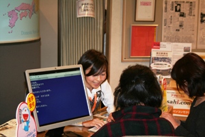 朝日東京本社で、聴覚障害者向けの見学開始 10カ月で30人が参加